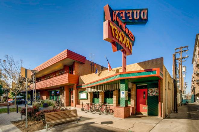 第2街的樱桃蟋蟀餐厅 & 克莱顿从1954年开始营业，并有一个巨大的霓虹灯招牌.