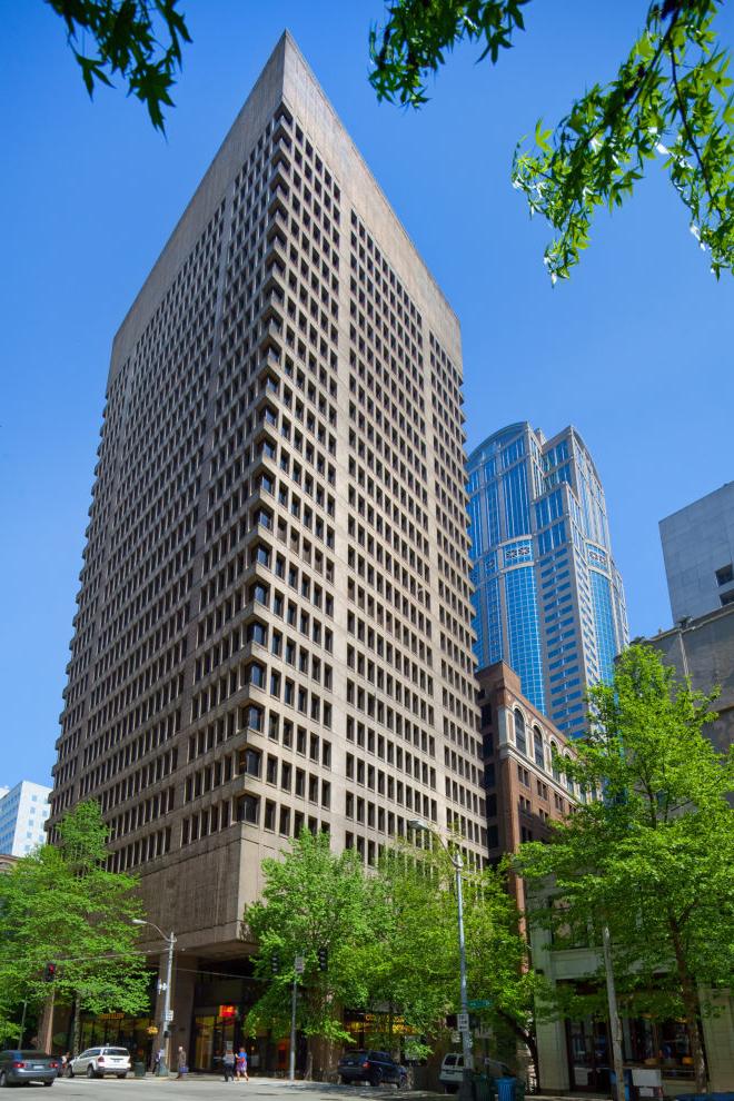这座28层的金融中心建于1972年