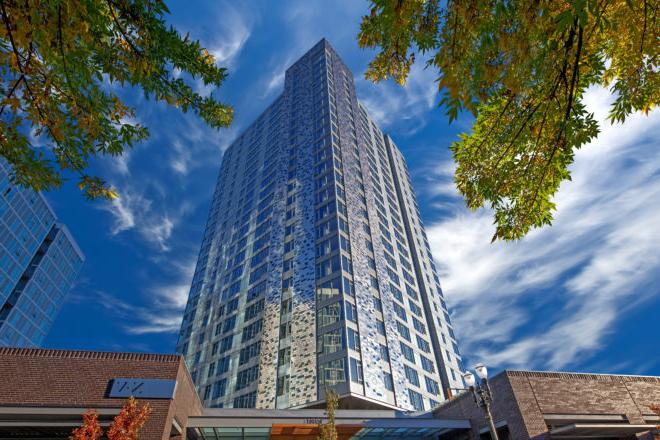 NV是一栋26层的豪华公寓大楼，有着现代的金属饰面.